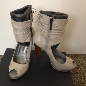 Guess Beige grey heels